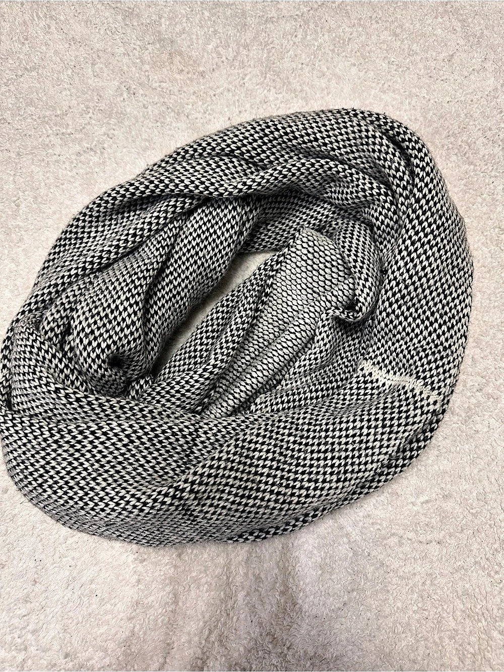 H&M Houndstooth Circle Scarf in Black & White Like New